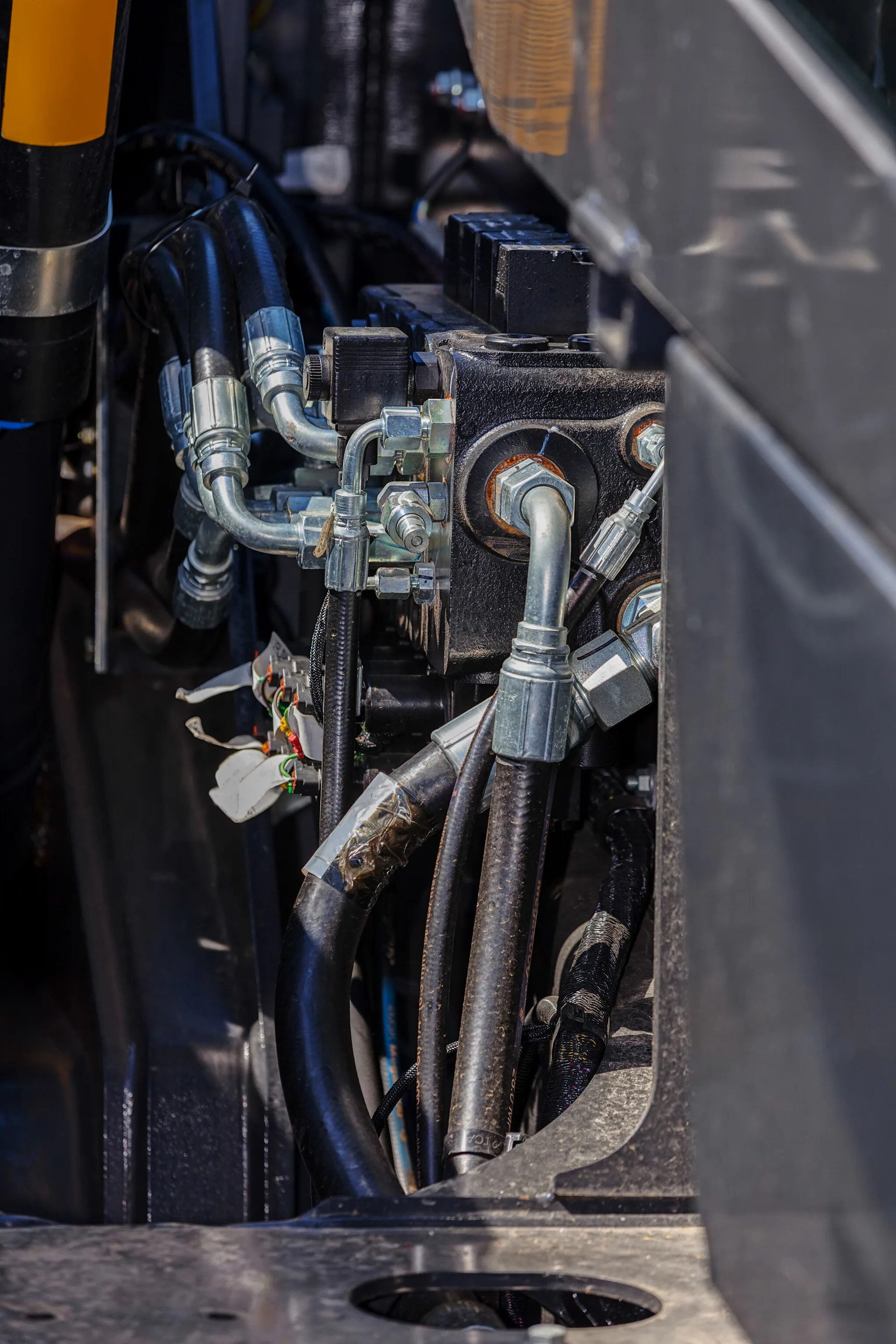 Heavy machinery system with hydraulic hoses